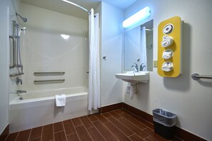 Kombinert dusj/badekar og håndklær