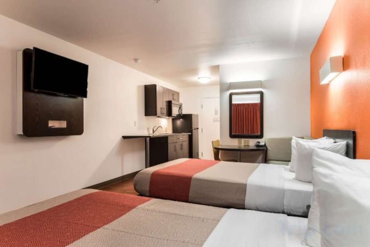 Room With 2 Full Beds And Roll-in Shower-Mobility Accessible/Non-Smoking