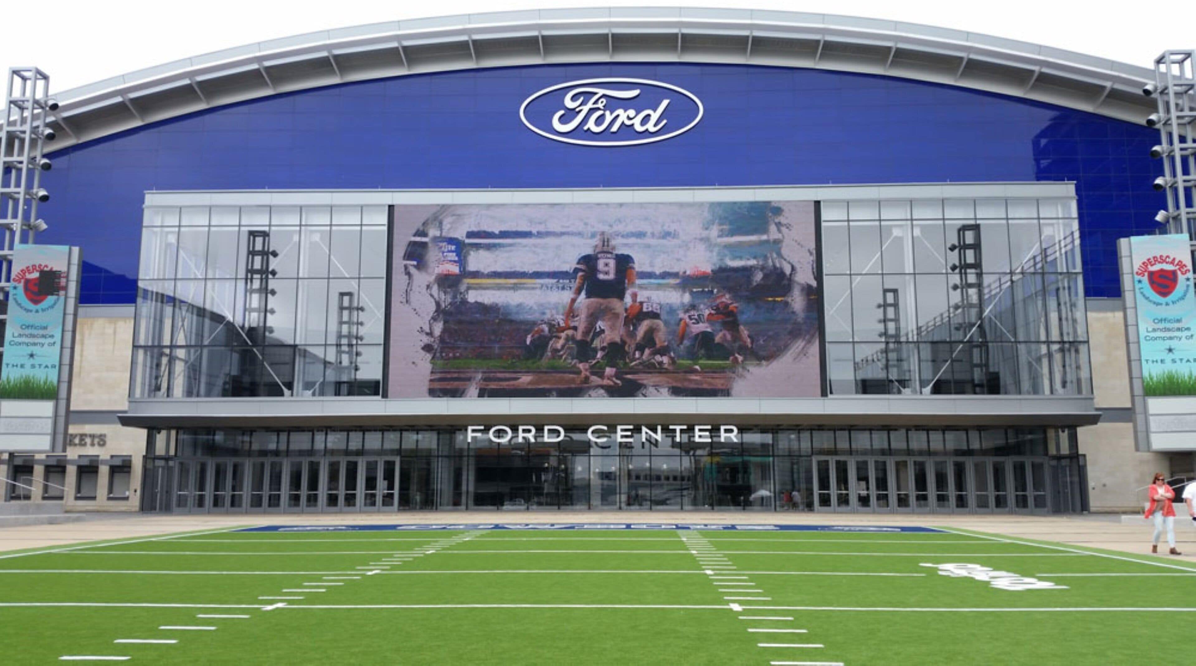 Ένα στάδιο με ένα μεγάλο λογότυπο της Ford και ένα γήπεδο ποδοσφαίρου μπροστά του.