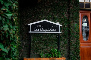 Une enseigne pour l’hôtel Casa Las Orquídeas.