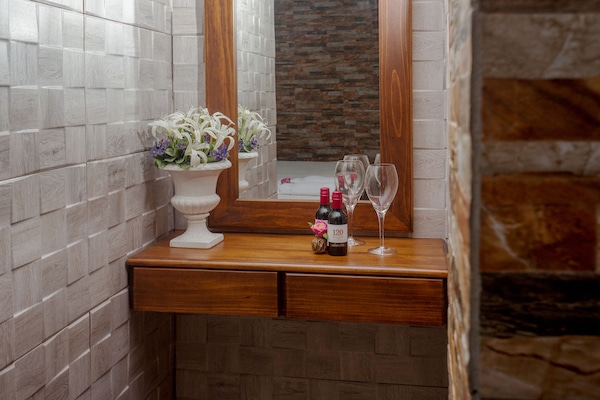 Chambre Supérieure, 1 très grand lit | Minibar, coffres-forts dans les chambres, décoration personnalisée