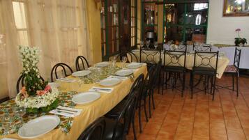 Breakfast, lunch, dinner served; Regional cuisine