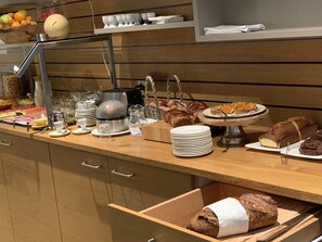 Déjeuner, dîner et souper servis sur place