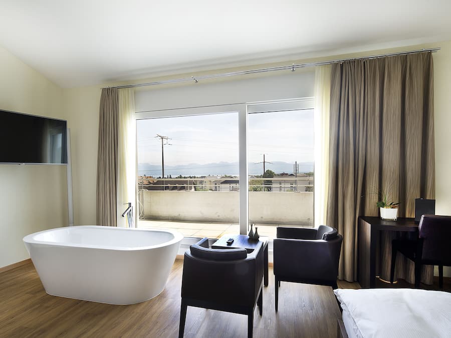 Quarto casal júnior, banheira, vista para o lago | Roupas de cama premium, cofres nos quartos, individualmente decorados