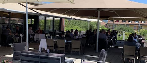 Petit-déjeuner et déjeuner servis sur place, restauration en plein air 