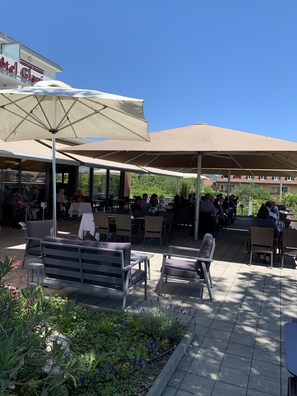 Petit déjeuner et déjeuner servis sur place, restauration en plein air 