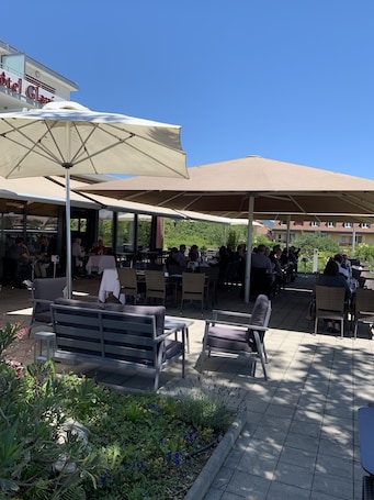 Melayani sarapan, makan siang, makan malam; dengan santap malam alfresco