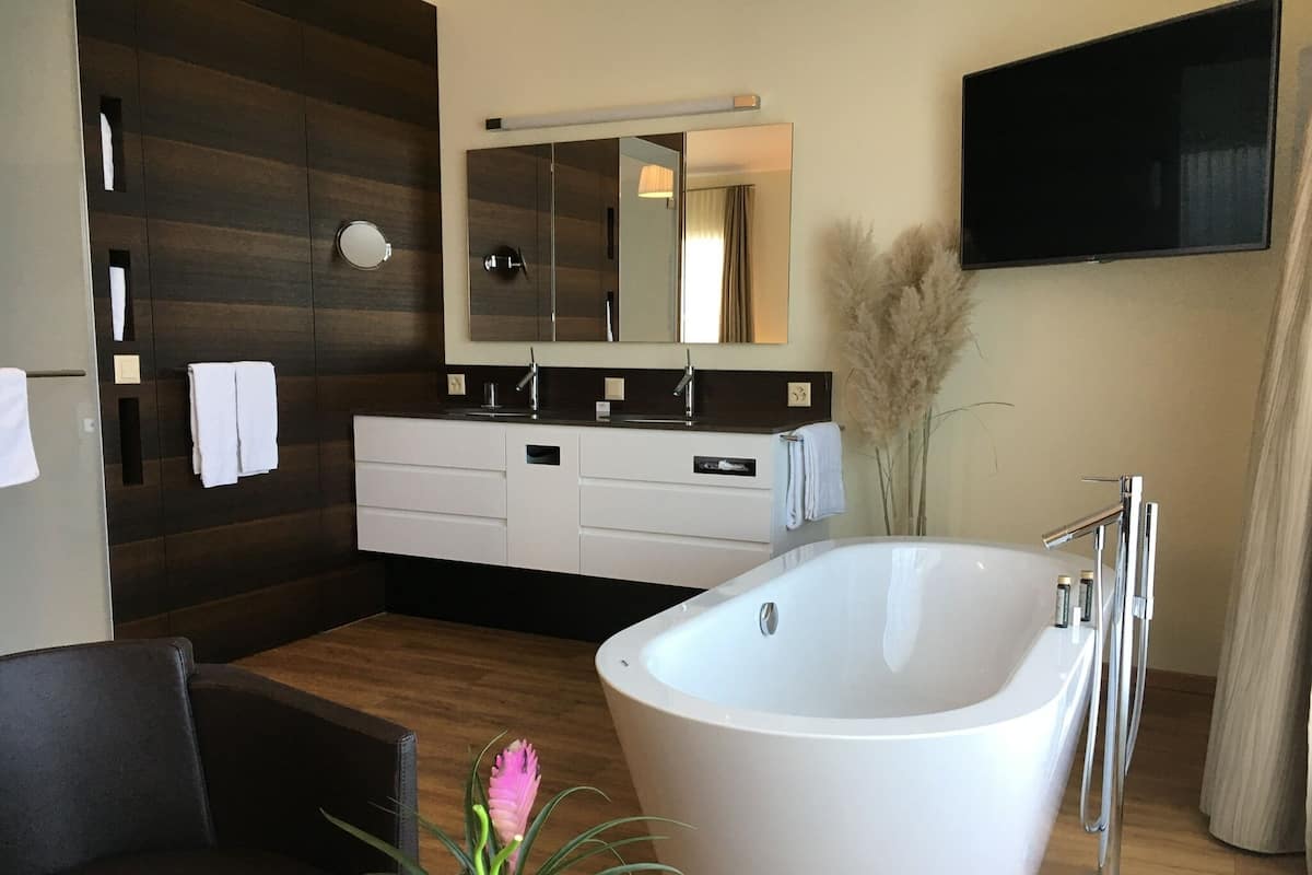 Junior tweepersoonskamer, bad, uitzicht op meer | Luxe beddengoed, een kluis op de kamer, individueel gedecoreerd