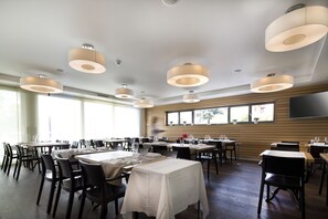 S'hi serveixen esmorzars, dinars i sopars 
