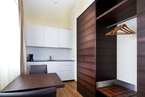 Habitació doble júnior, banyera, vistes al llac | Cuina privada | Productes de neteja respectuosos amb el medi ambient 