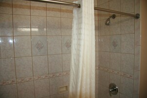 Secador de cabelo, toalhas de banho
