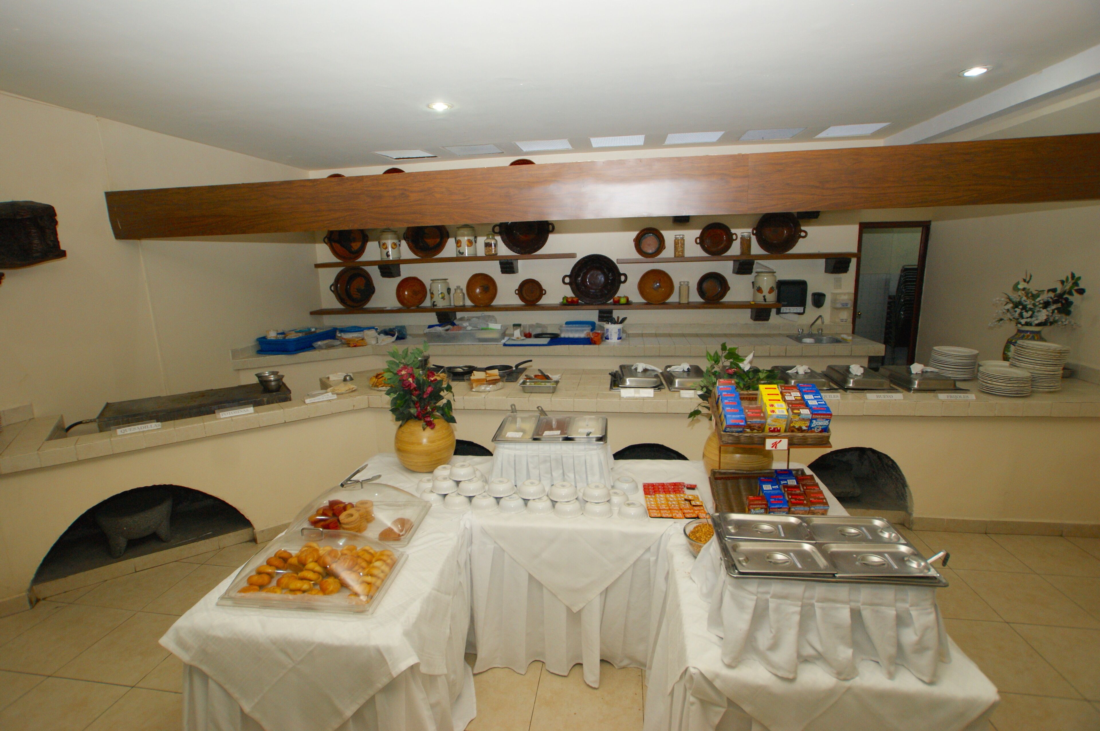 Un buffet proposant une variété de plats et d’ustensiles.