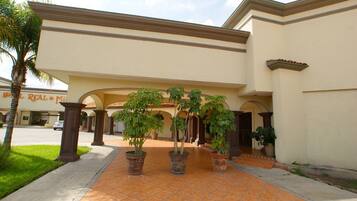 Vista frontal de la propiedad