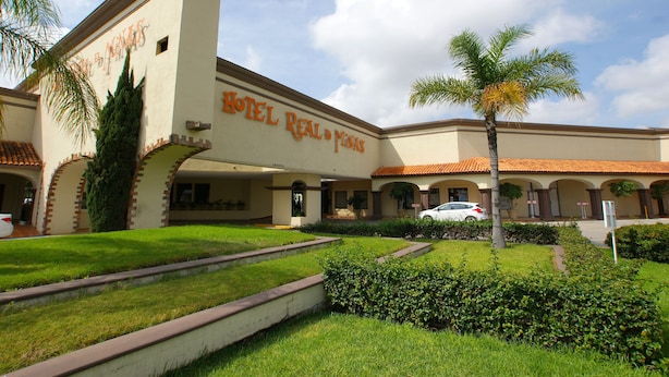 A hotel with a large sign reading "Hotel Real del Mar." - Hotel Real de Minas San Luis Potosi (San Luis Potosi)