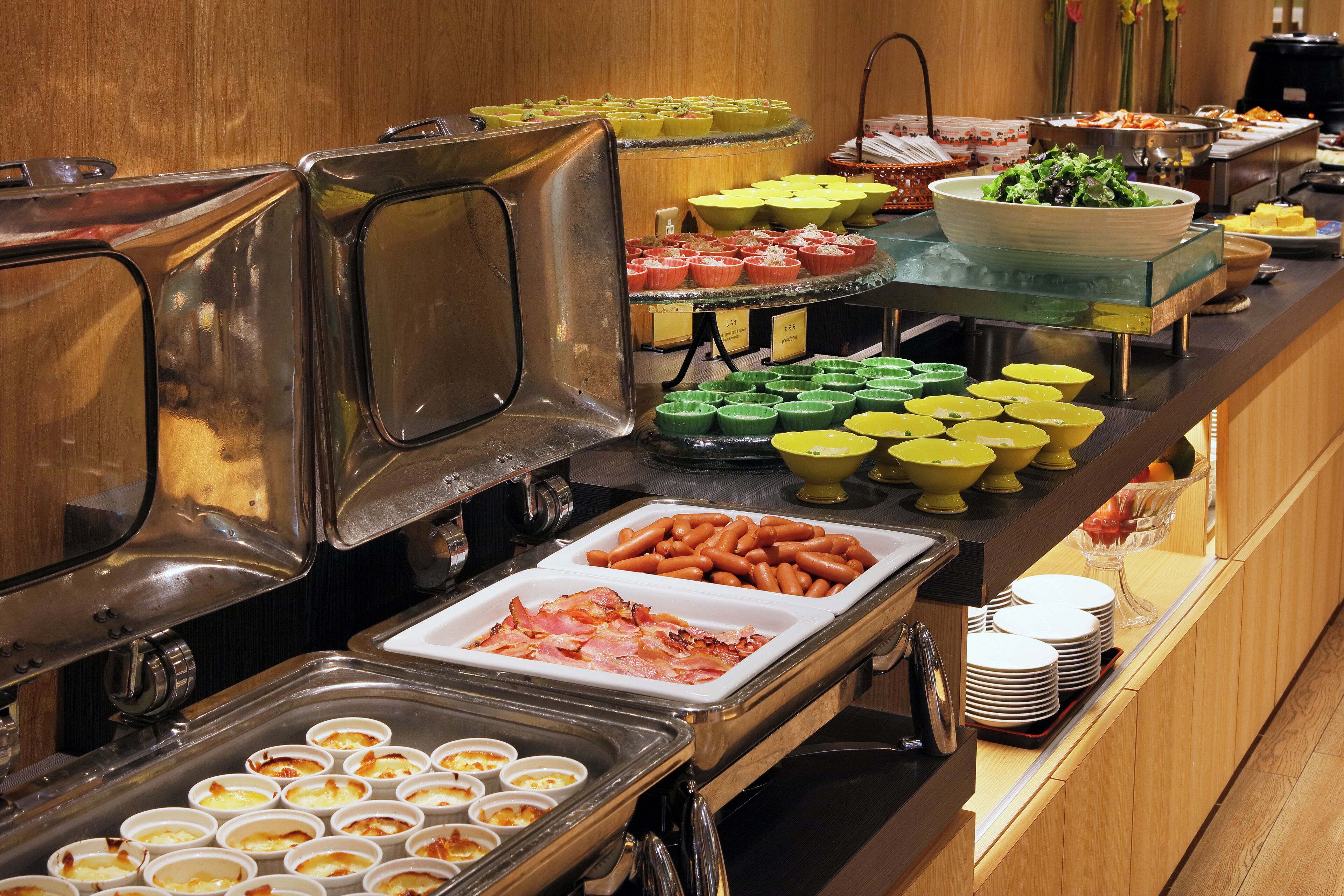 Un bufé con diversos alimentos y recipientes.