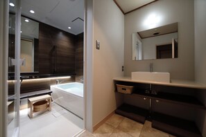 Tradisjonelt rom, ikke-røyk, elveutsikt (Japanese Style room with low beds) | Safe på rommet