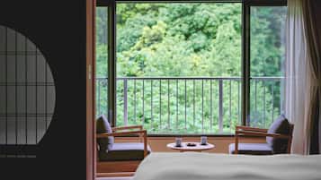 Habitación tradicional, para no fumadores, vista al río (Japanese Style room with low beds) | Caja de seguridad en la habitación