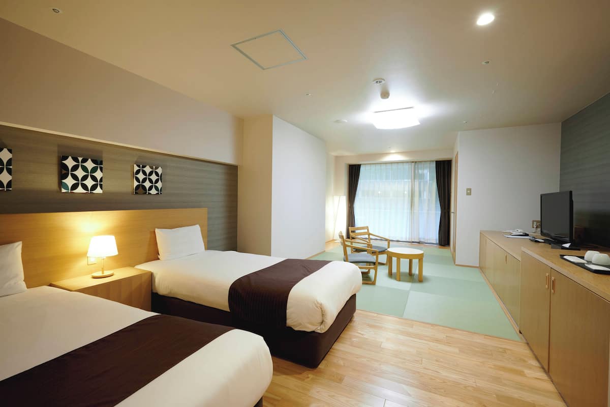 客房 (Japanese Western, half openaired bath) | 客房內保險箱