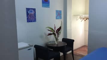 Espacio para trabajar con laptop y tabla de planchar con plancha