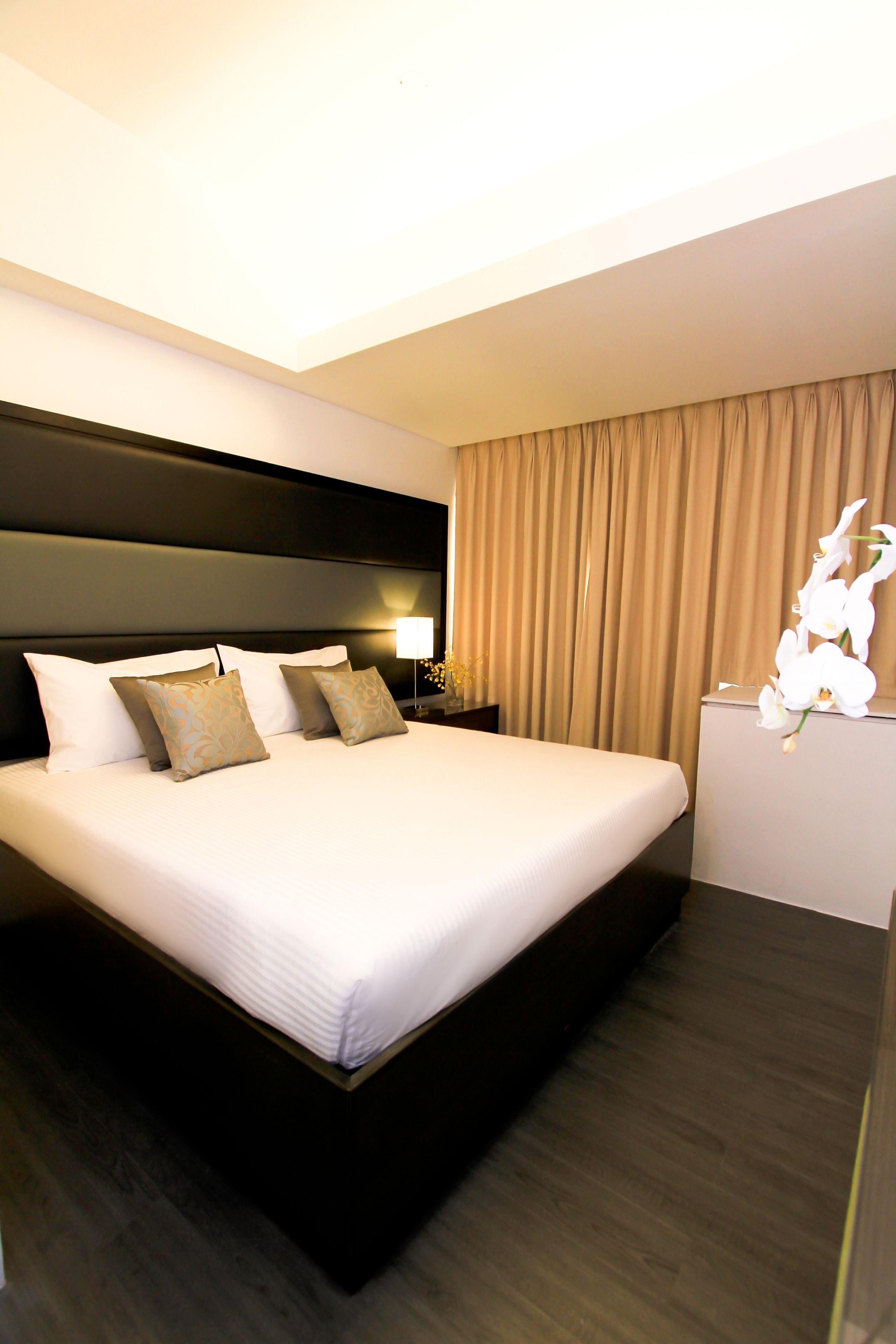 Sengetøy av topp kvalitet, safe på rommet og skrivebord