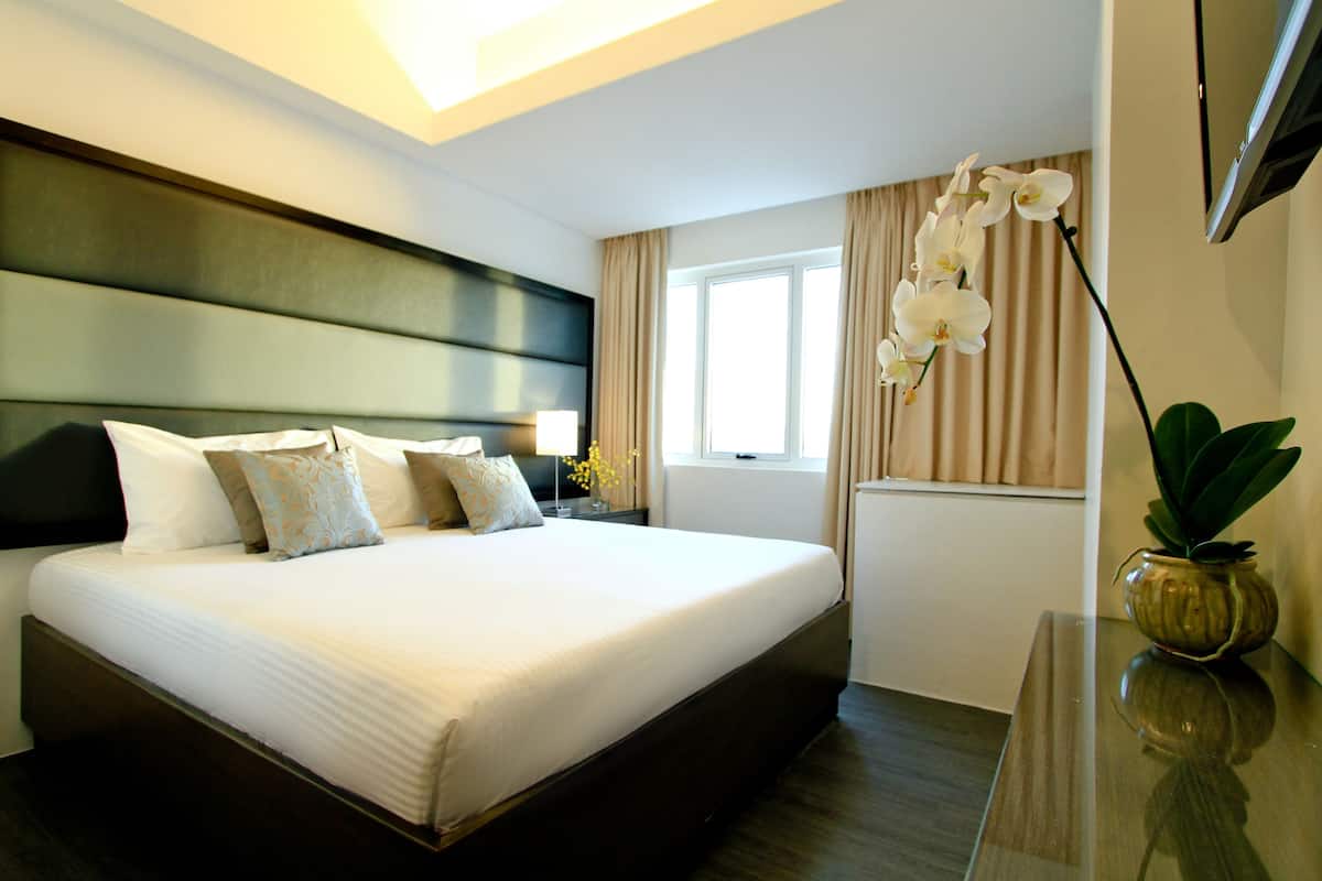 Premium bedding, in-room safe, desk, WiFi (free)