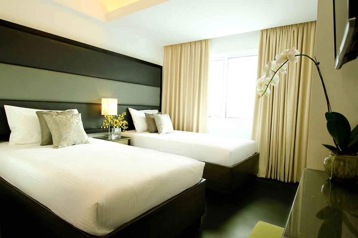 Premium bedding, in-room safe, desk, WiFi (free)