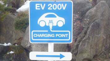 A sign indicating an EV 200V charging point.