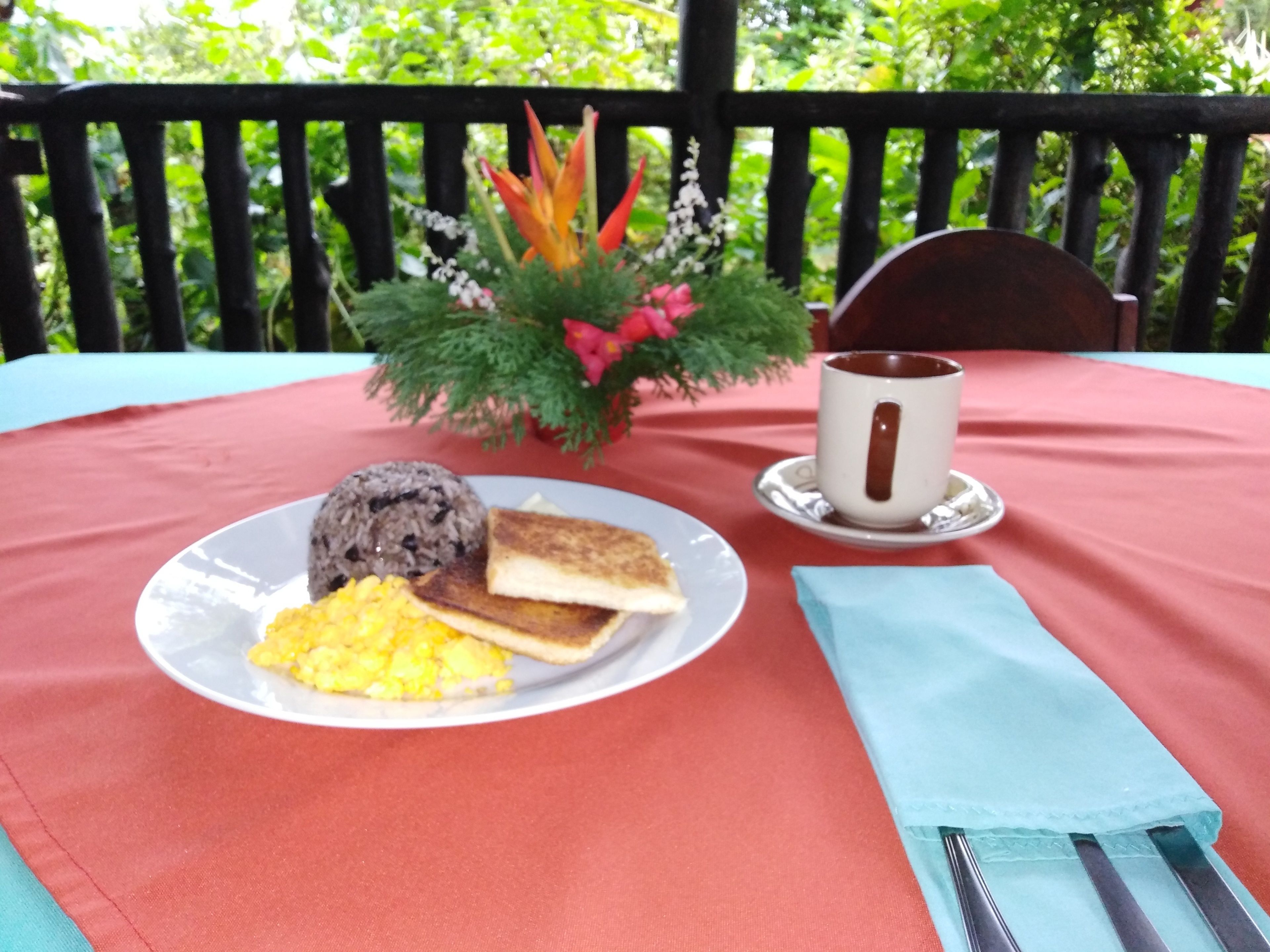 Se ofrece un desayuno bufé (7 USD por persona)