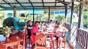 Melayani sarapan, makan siang, dan makan malam