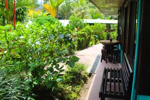 S'hi serveixen esmorzars, dinars i plats de cuina hispanoamericana 