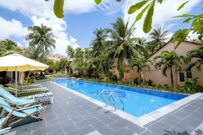 2 outdoor pools, pool umbrellas, pool loungers - Thai Tan Tien Resort (Phu Quoc)