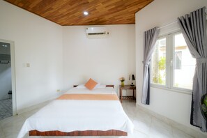 Desk, blackout curtains, free WiFi, bed sheets - Thai Tan Tien Resort (Phu Quoc)