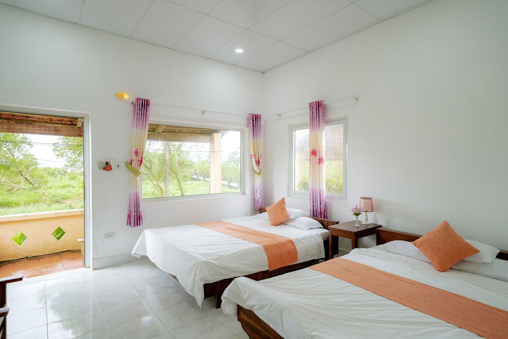 โต๊ะทำงาน, ผ้าม่านกันแสง, Wi-Fi ฟรี, ผ้าปูที่นอน