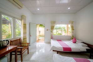 Een bureau, verduisterende gordijnen, gratis wifi, beddengoed