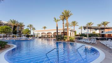 Sisäuima-allas, 2 ulkouima-allasta, aurinkovarjoja, aurinkotuoleja