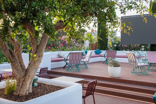 2 restaurants, breakfast, lunch, dinner served; Mediterranean cuisine