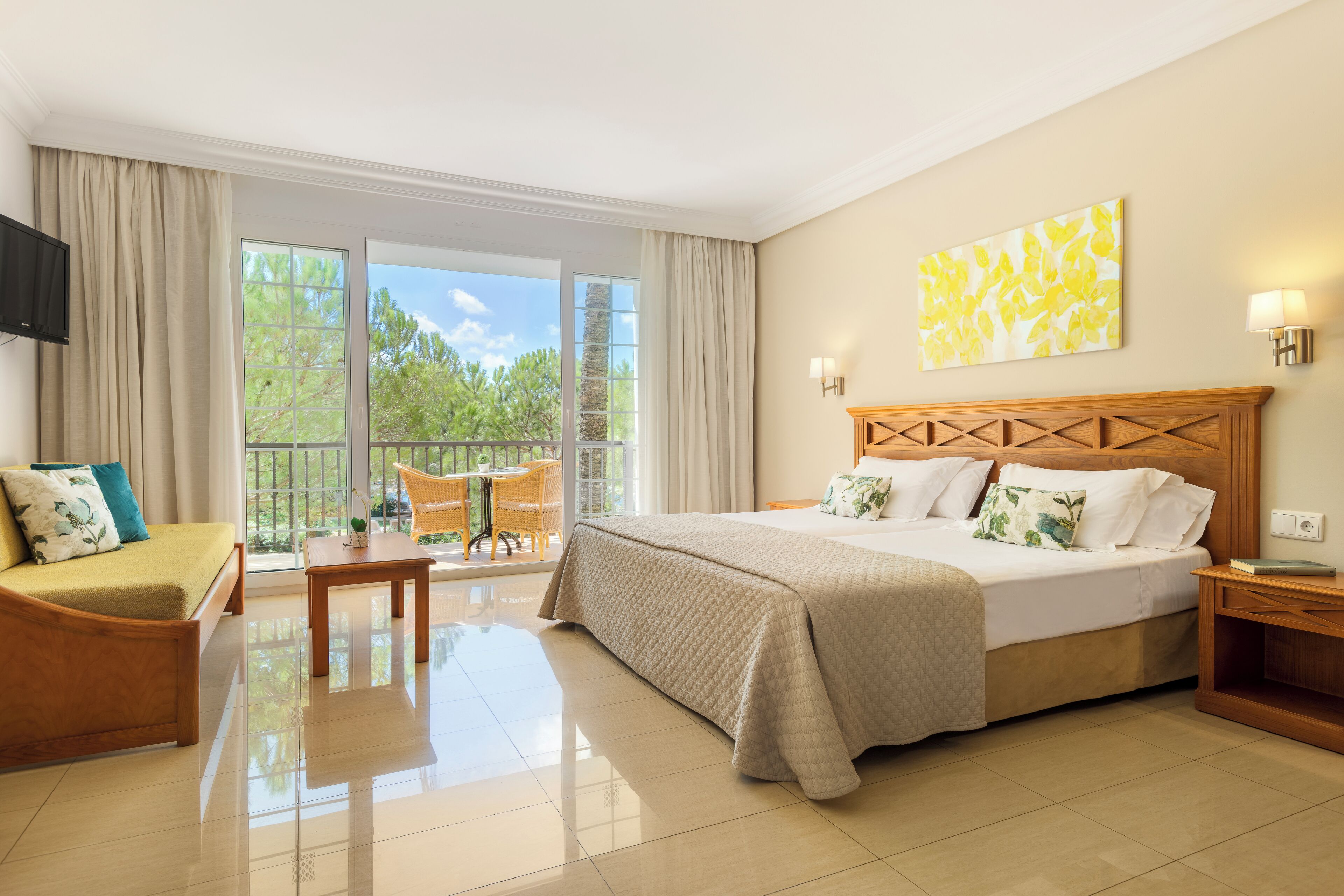 Standard Studio | In-room safe, desk, blackout drapes, soundproofing