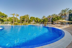 Inomhuspool, 2 utomhuspooler, parasoller och solstolar