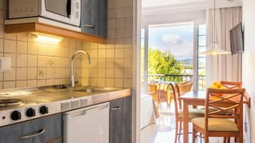 Estúdio standard | Cozinha americana privada | Geladeira, micro-ondas, cooktop, cafeteira/chaleira