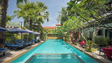 Outdoor pool, pool loungers