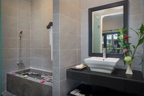 Deluxe Double Room, Poolside | Bathroom