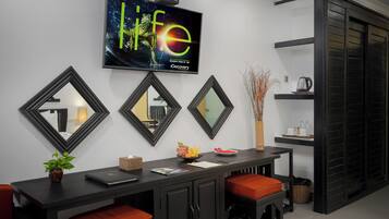 Apsara Double Poolview | Minibar, caja de seguridad en la habitación y escritorio