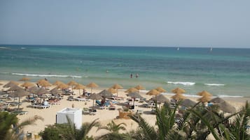 Am Strand, Liegestühle, Sonnenschirme, Strandbar
