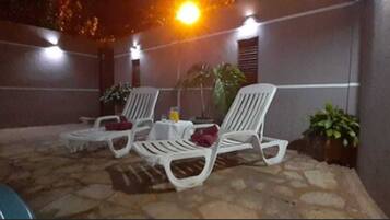 Piscina externa, espreguiçadeiras