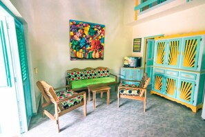 Apartment, 2 Schlafzimmer | Wohnbereich | Fernseher