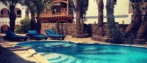 Inomhuspool, utomhuspool och solstolar