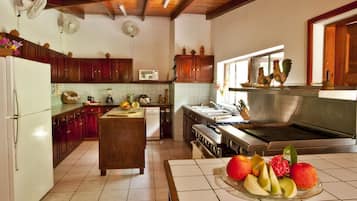 Villa | Cocina compartida | Refrigerador, microondas, horno y parrilla de estufa