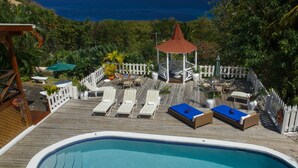 Outdoor pool, pool umbrellas, sun loungers - Villa Caprí (Gros Islet)