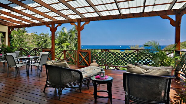 Poolside bar - Villa Caprí (Gros Islet)