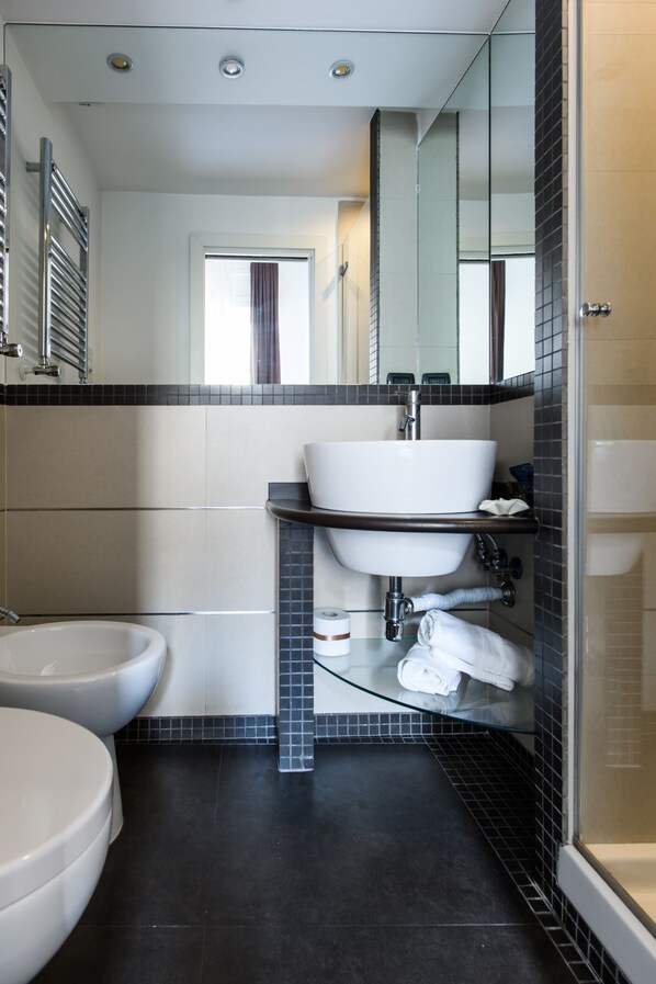 Double or Twin Room | Bathroom | Shower, rainfall showerhead, free toiletries, hair dryer - Casa Valeria (Naples)